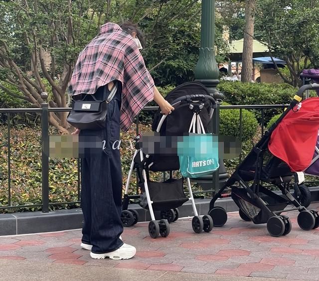 赵丽颖|赵丽颖带儿子出游，为儿子6年不换手机，4岁想想坐婴儿车引争议