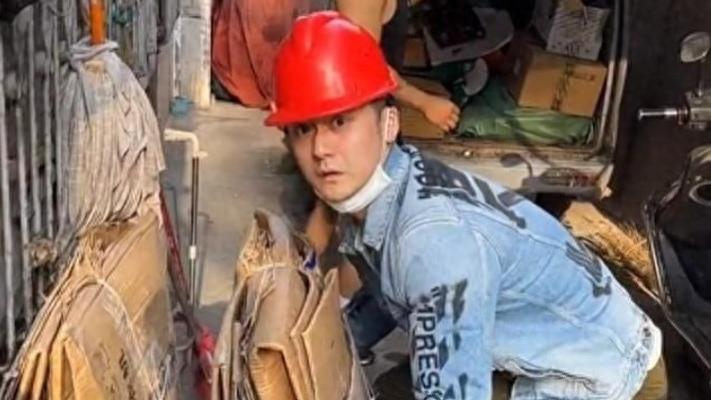 蒋劲夫近况曝光，白天捡破烂，晚上送外卖，他现在混得这么差？