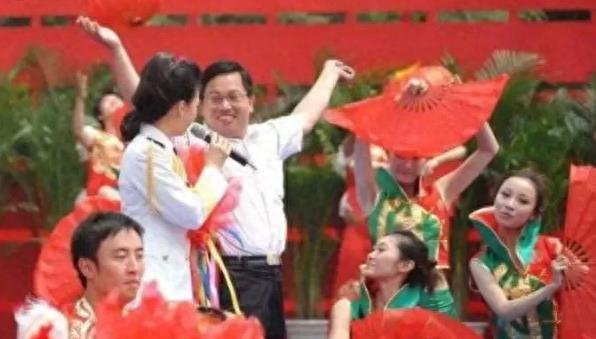 连续24年登上春晚,成龙不敢“触碰”的女人,宋祖英到底什么背景