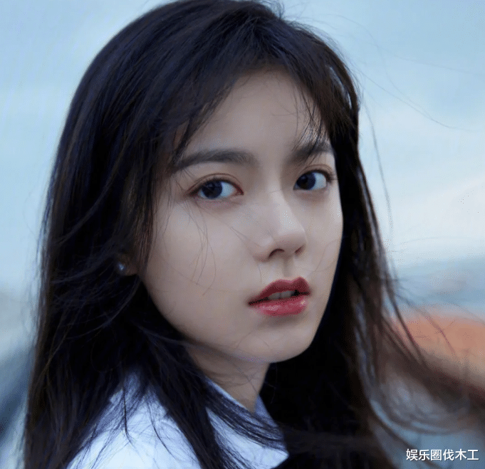 美甲 赵今麦造型频惹争议，波点裙、内裤外穿、齐刘海，20岁化妆成大妈