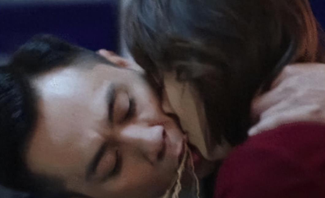 伸舌头、嘴亲肿、面条吻,这些中老年演员拍吻戏,看得人如鲠在喉