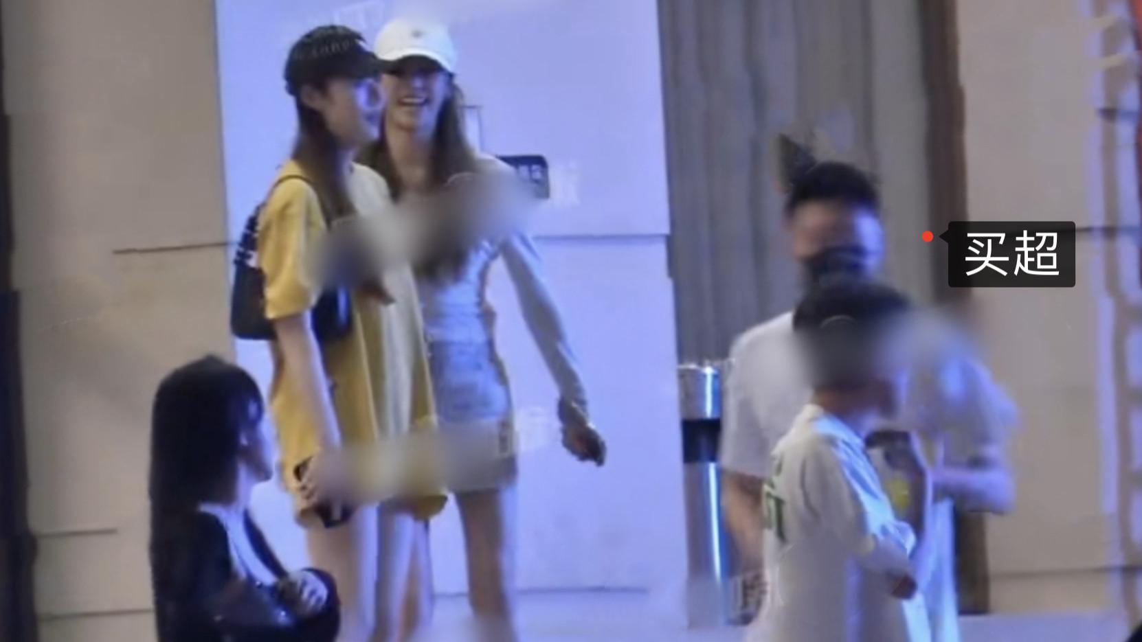 张嘉倪前夫买超再被拍，坐豪车带异性去酒吧，两个美女身材高挑