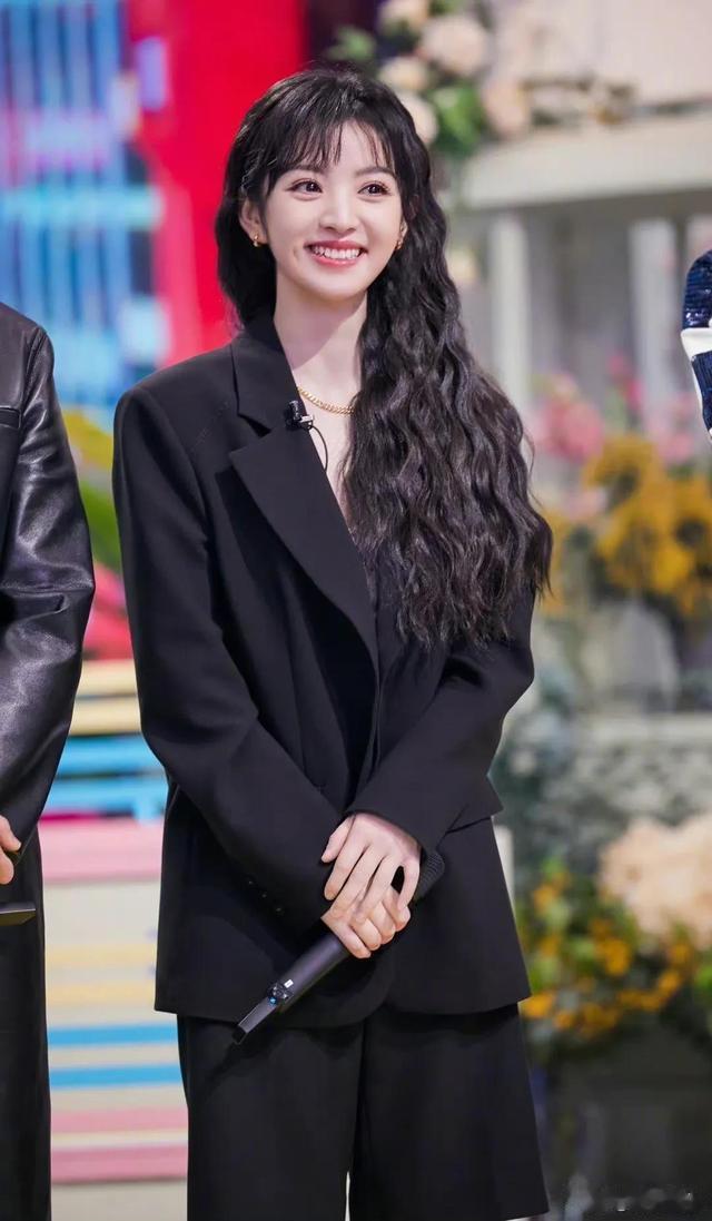 迪丽热巴|3月4日迪丽热巴黑西装造型气场全开，张天爱虞书欣抹胸裙性感迷人