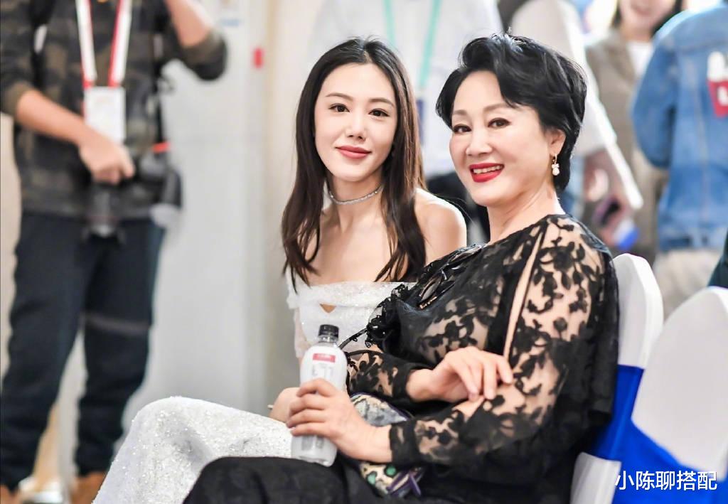 看了王姬的穿搭造型，我发现不穿老年装不留老年头，微胖也洋气