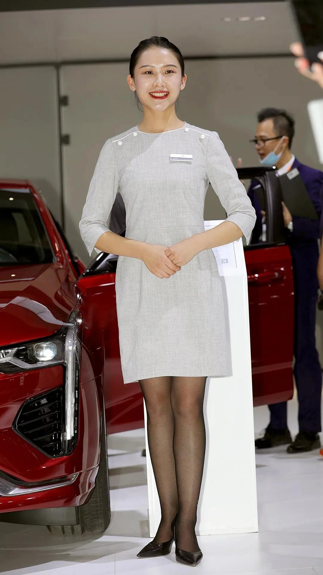 小姐姐|性感范十足的职场OL套装,一起来看看车展的工装制服!
