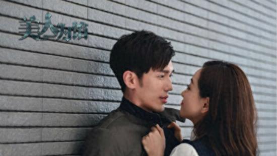 难怪电视中只有上半身,镜头下移后,是观众们不能看的尴尬画面