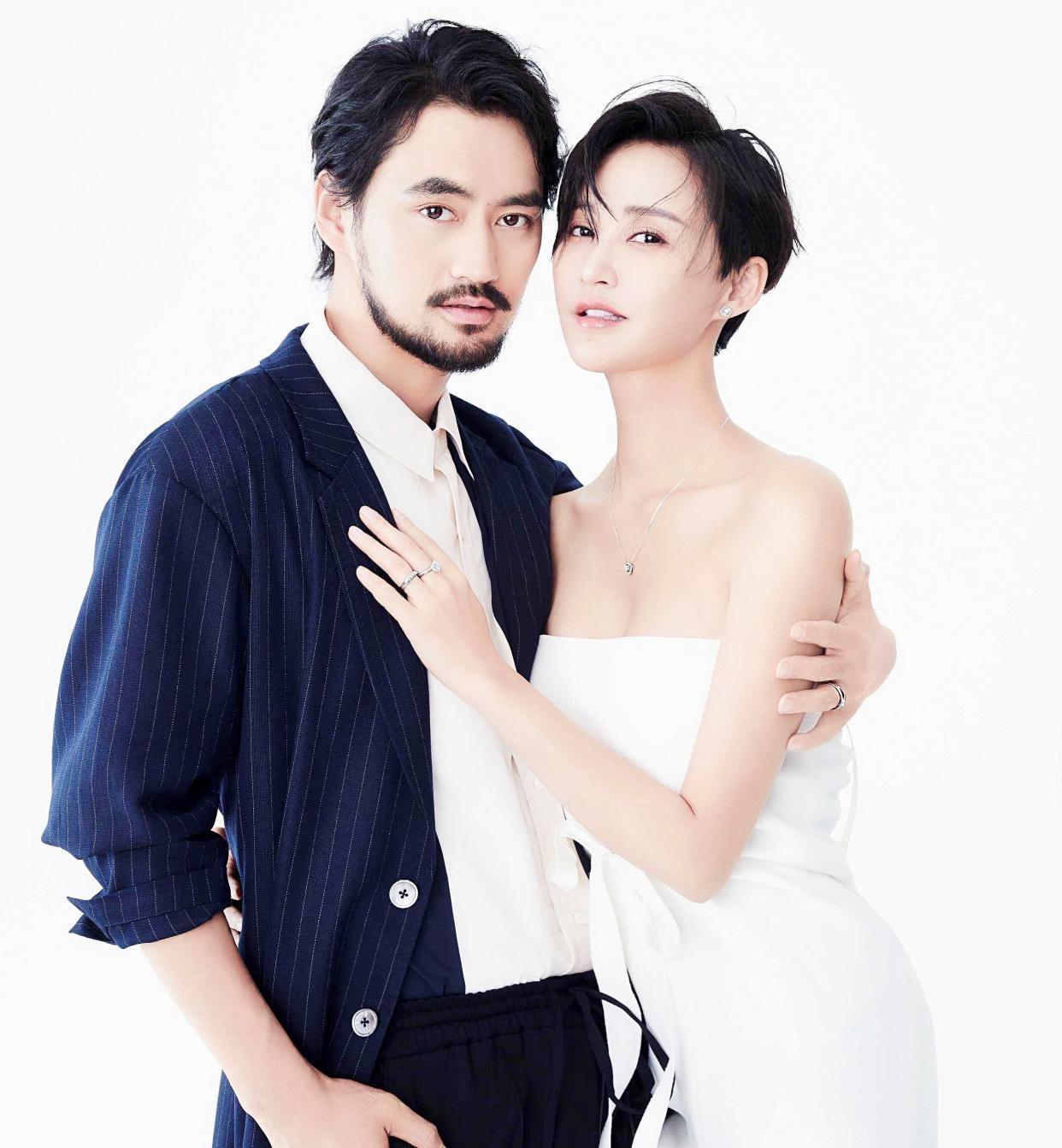 袁弘|张韵艺晒老公日常,40岁袁弘穿印花睡裤接地气,笑起来鱼尾纹明显