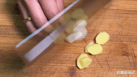 木耳|20元一份的砂锅鸡在家自己做,色泽红润看着有食欲,软烂易脱骨