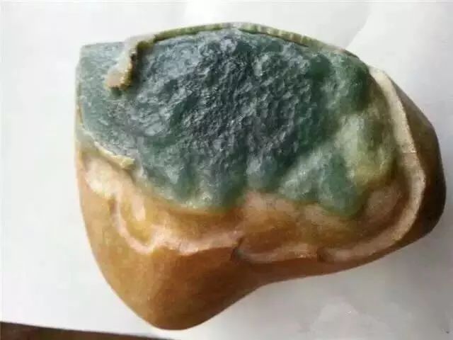 翡翠|翡翠原石摇身一变成了蝎子