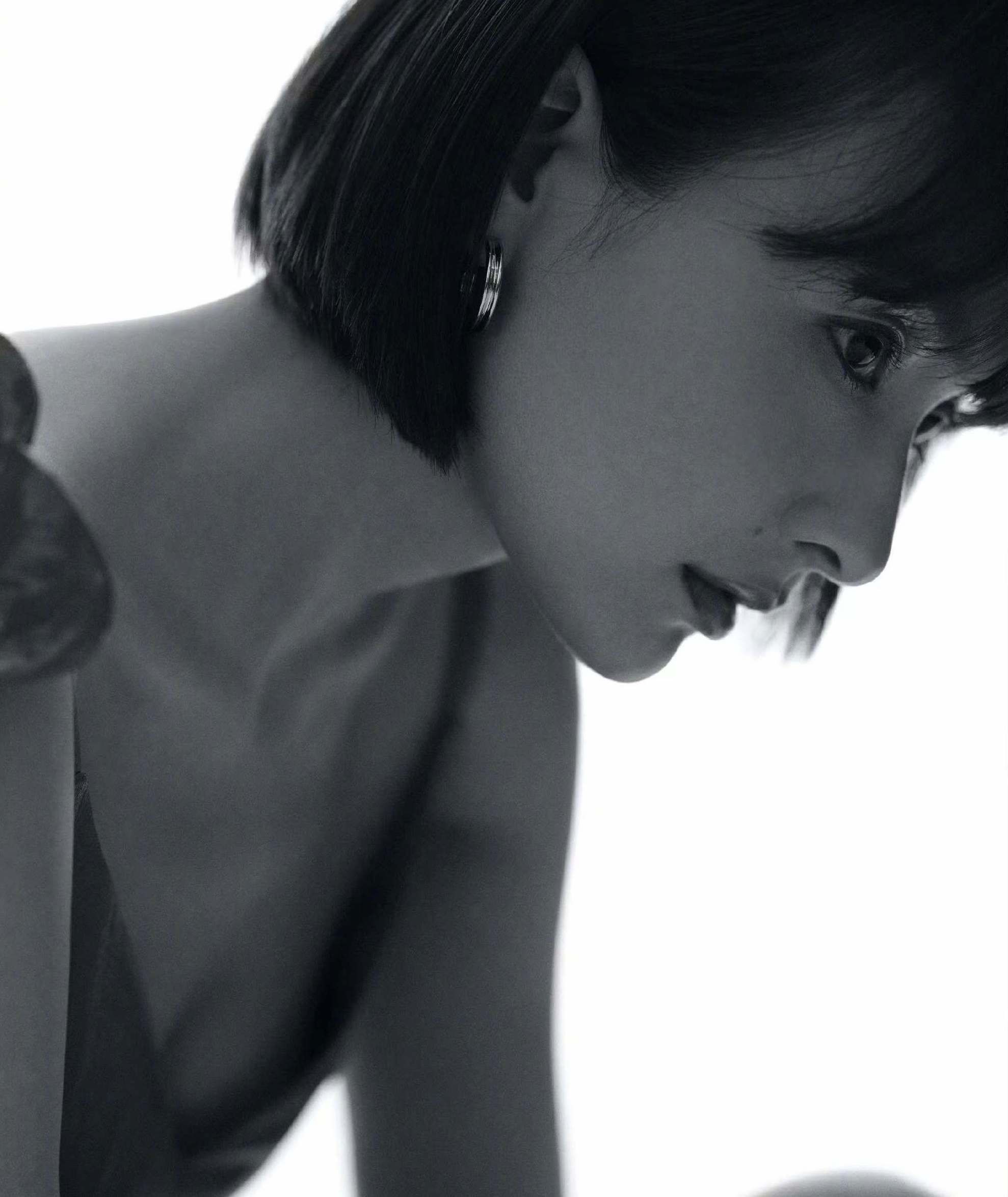 |40岁的吴昕渐入佳境，剪短发俏皮灵动，露背装造型身材抢镜