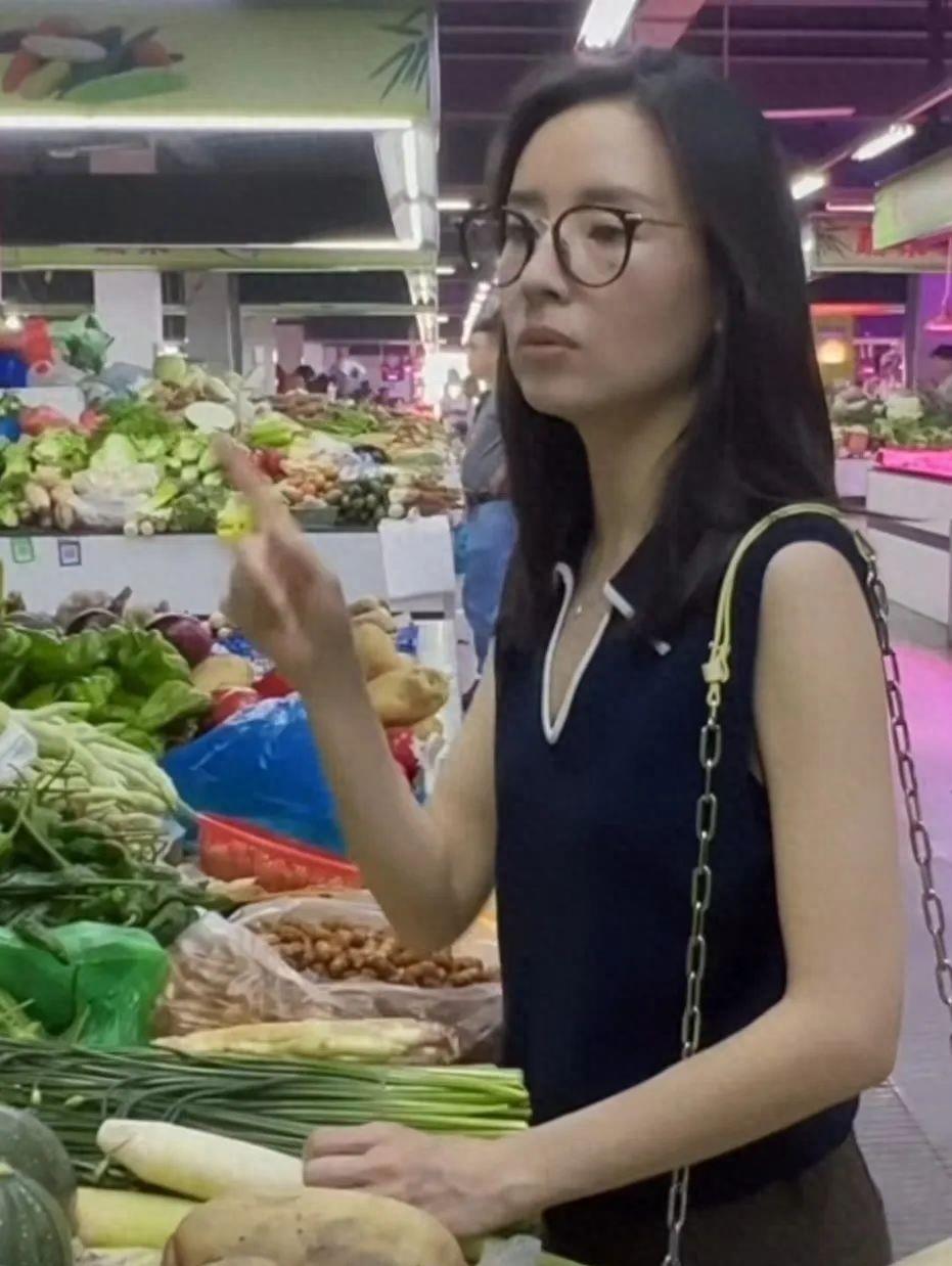 43岁董洁出门买菜,素颜模样难以认出,身材干瘪瘦成“纸片人”