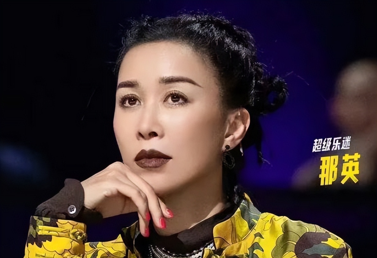 那英新造型曝光,55岁穿大露背上衣引争议,疑为复出突破底线