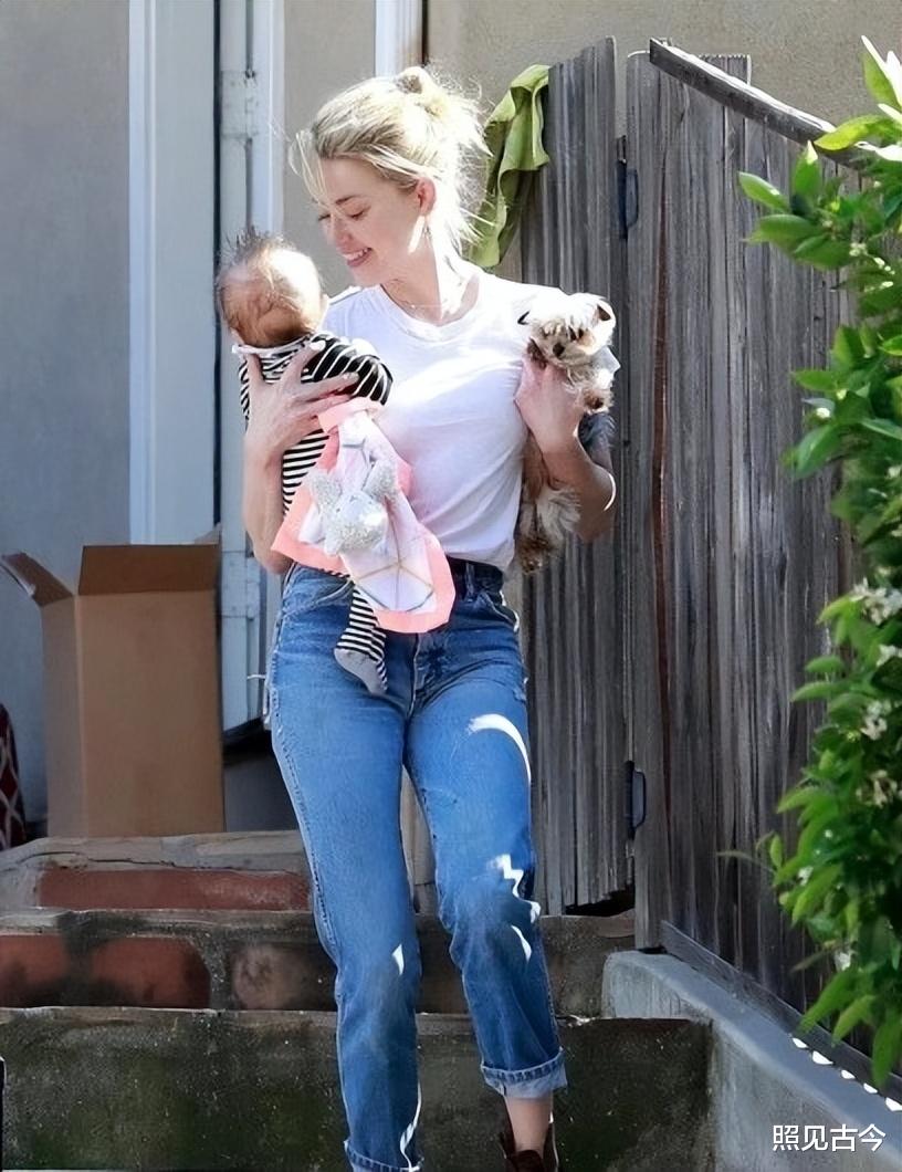 “德州悍妇”艾梅柏:自称对马斯克从未动心过,带着2岁女儿独美