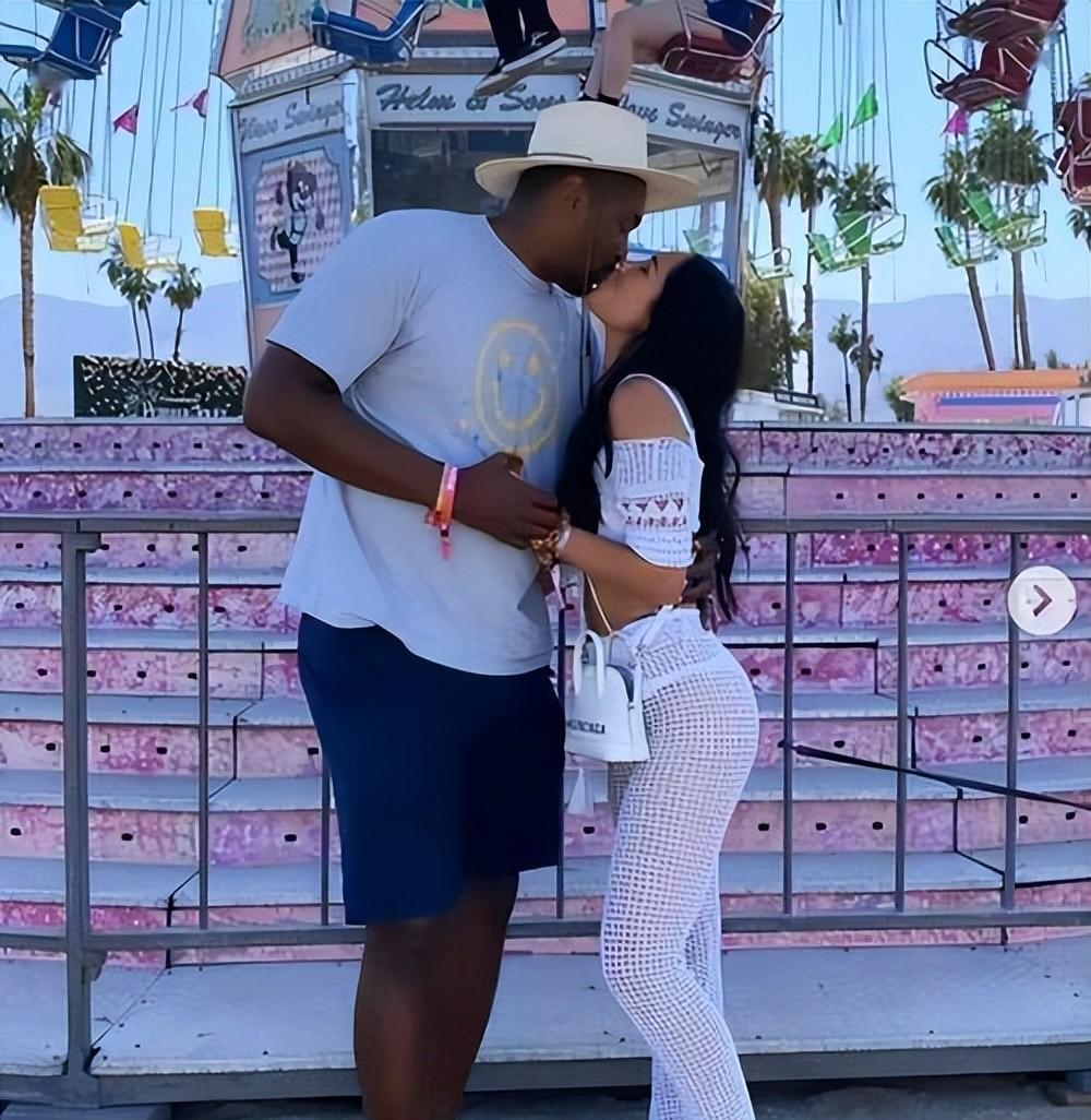 女歌手爱上外籍黑人与之远赴美国，被家暴打至肛裂，年近40无人敢娶