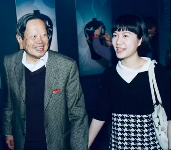 101岁杨振宁被曝病危,已经准备去世物料,翁帆24小时悉心照顾