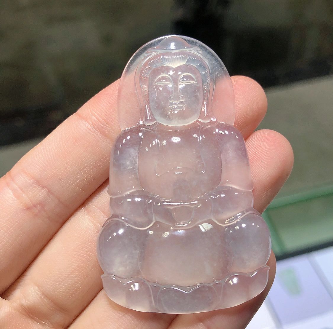 翡翠观音吊坠—财富与神圣