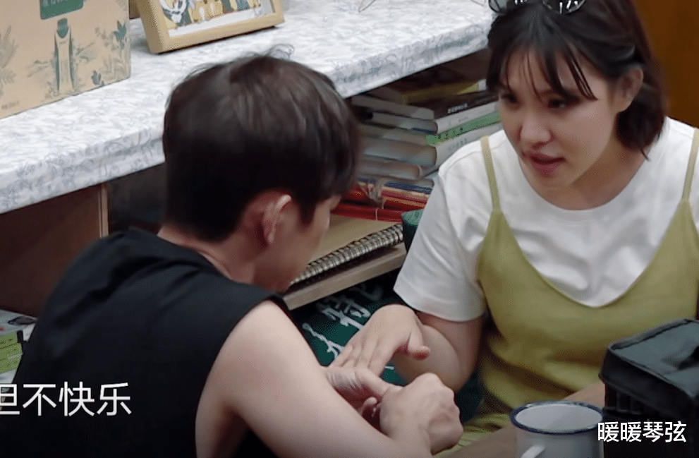 《向往7》迎来全职3年的女星，一人带2娃不请保姆，叹没钱不快乐