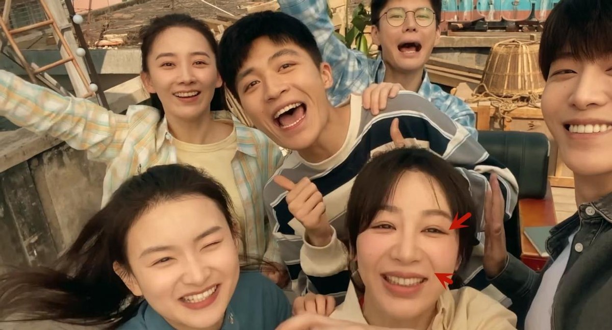 脸僵就别硬演校花了,一脸“社会气”的高中生,看着真让人难受