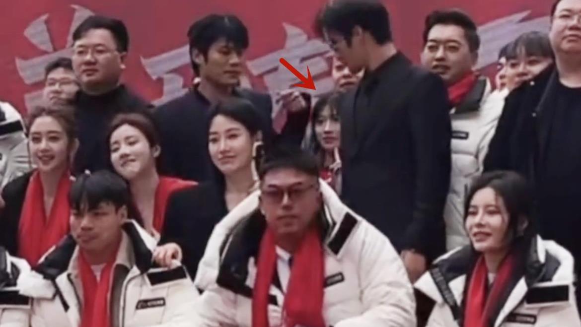 三只羊总部开业好低调！小杨哥戴百万级名表，大合照小黄最显眼