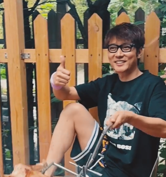 张丹峰|张丹峰离婚后晒豪宅烤全羊,喝几万洋酒举杯畅饮,疑毕莹作陪庆祝