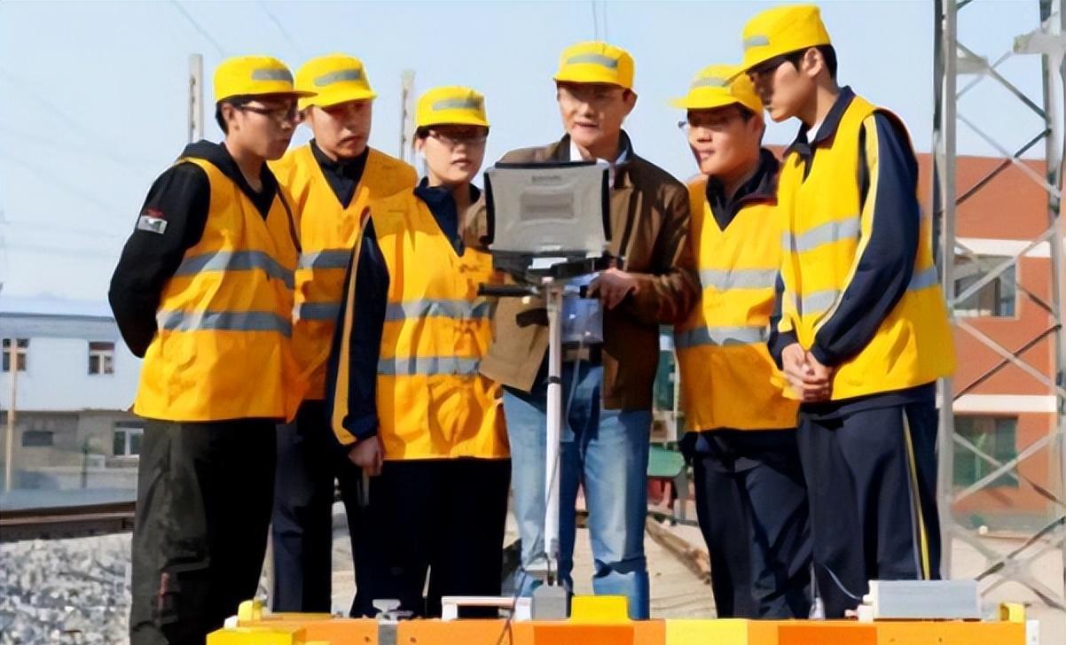 春招|铁路局将开启春招，工资高待遇佳门槛还不高，三类学生更有优势