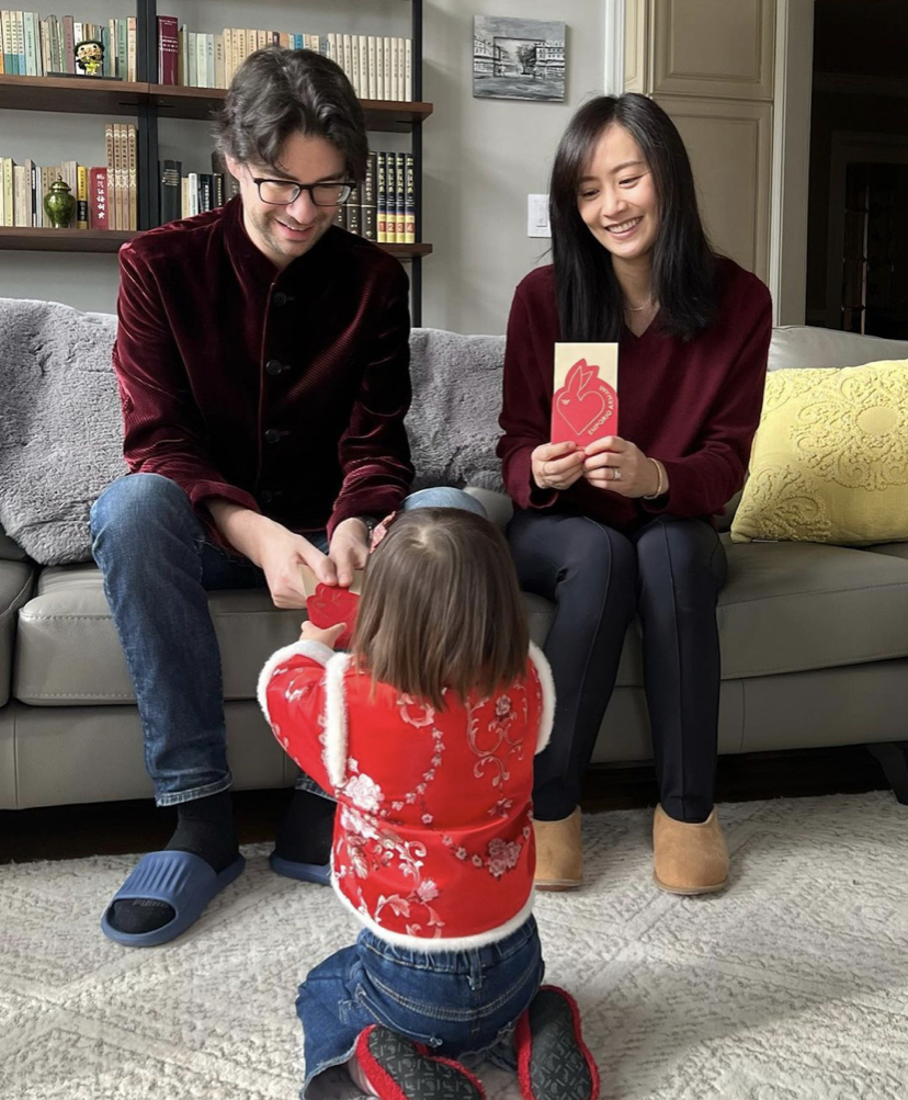 41岁陈法拉近状曝光，与老公品红酒共度感恩节，纯素颜露面超接地气