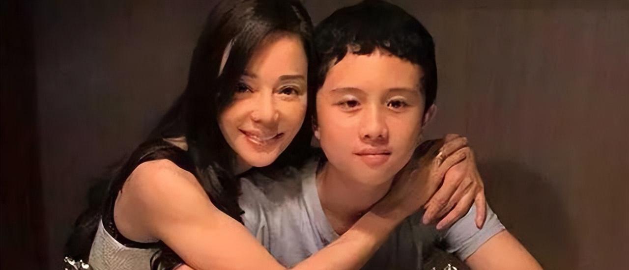 母乳喂养12年,同床长达15年,女星狄莺“畸形”母爱终将儿子送进牢房