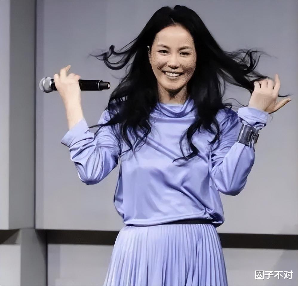 54岁王菲老到认不出来!穿一身黑瘦脱相,素颜出镜与普通大妈无异