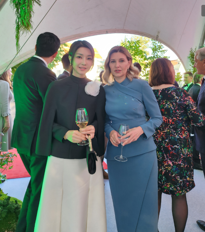 朱一龙 韩国夫人立陶宛晚宴遇到乌克兰夫人！穿斗篷衣端酒杯，太有东方美