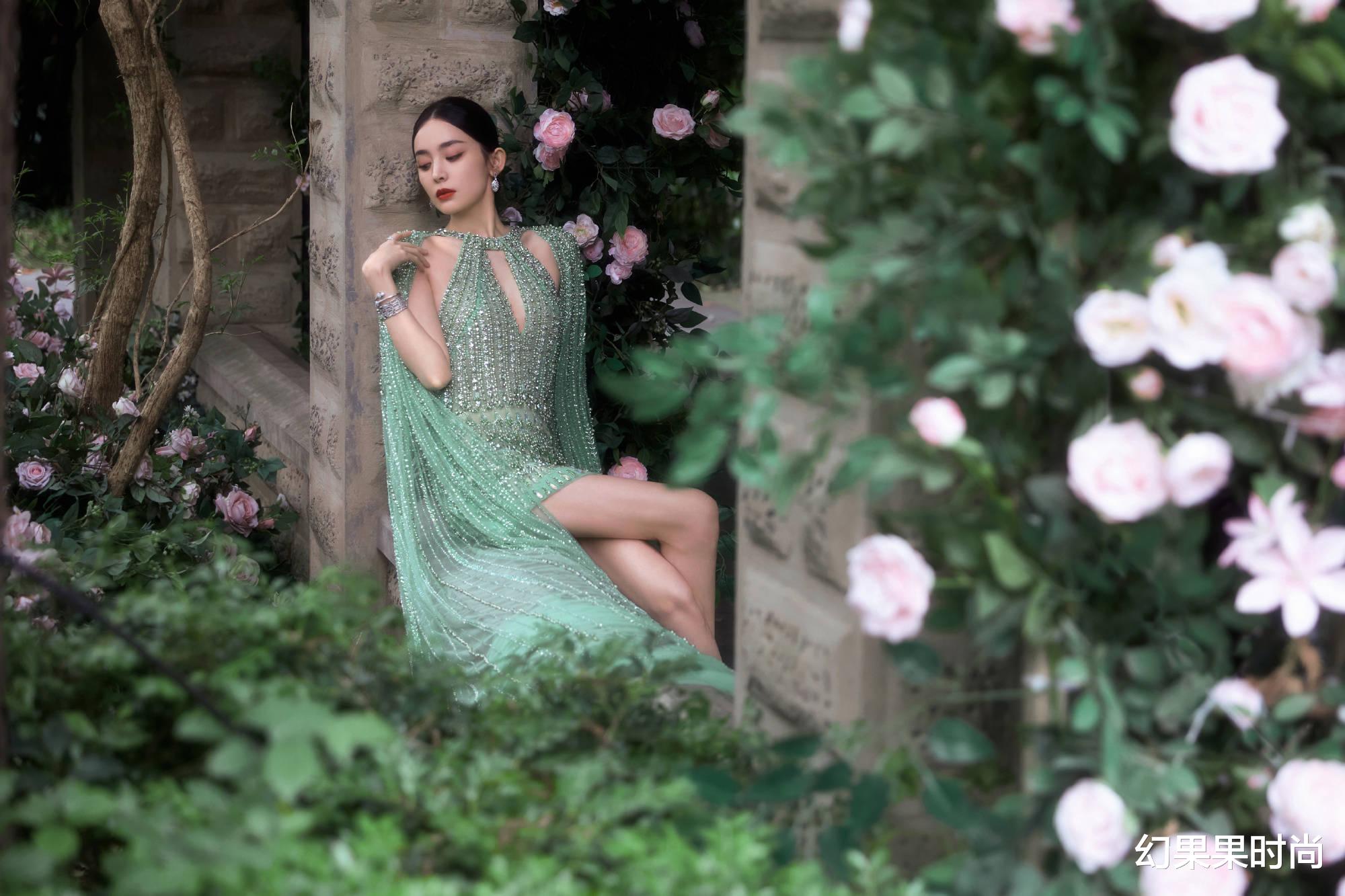 古力娜扎 娜扎的异域仙气写真：穿上绿色珠裙化身花园中的神女