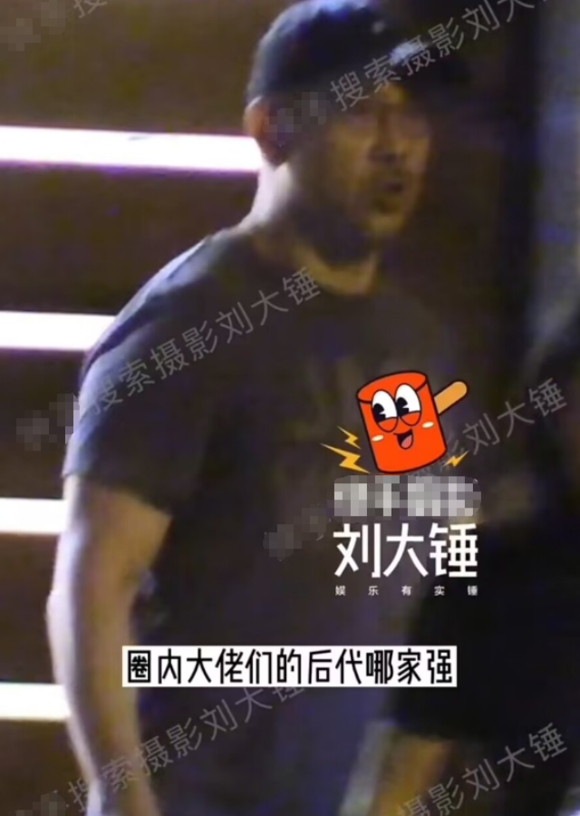 姜文父子吃韩餐，14岁姜次郎身高超爸爸，路遇老奶奶卖花照顾生意