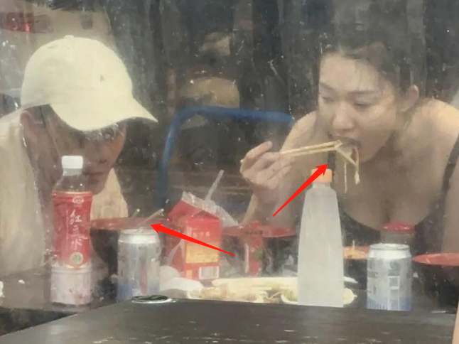 替身？汪小菲与辣妹吃夜宵，互亲密喂食，女方身份疑曝光, 长相似S