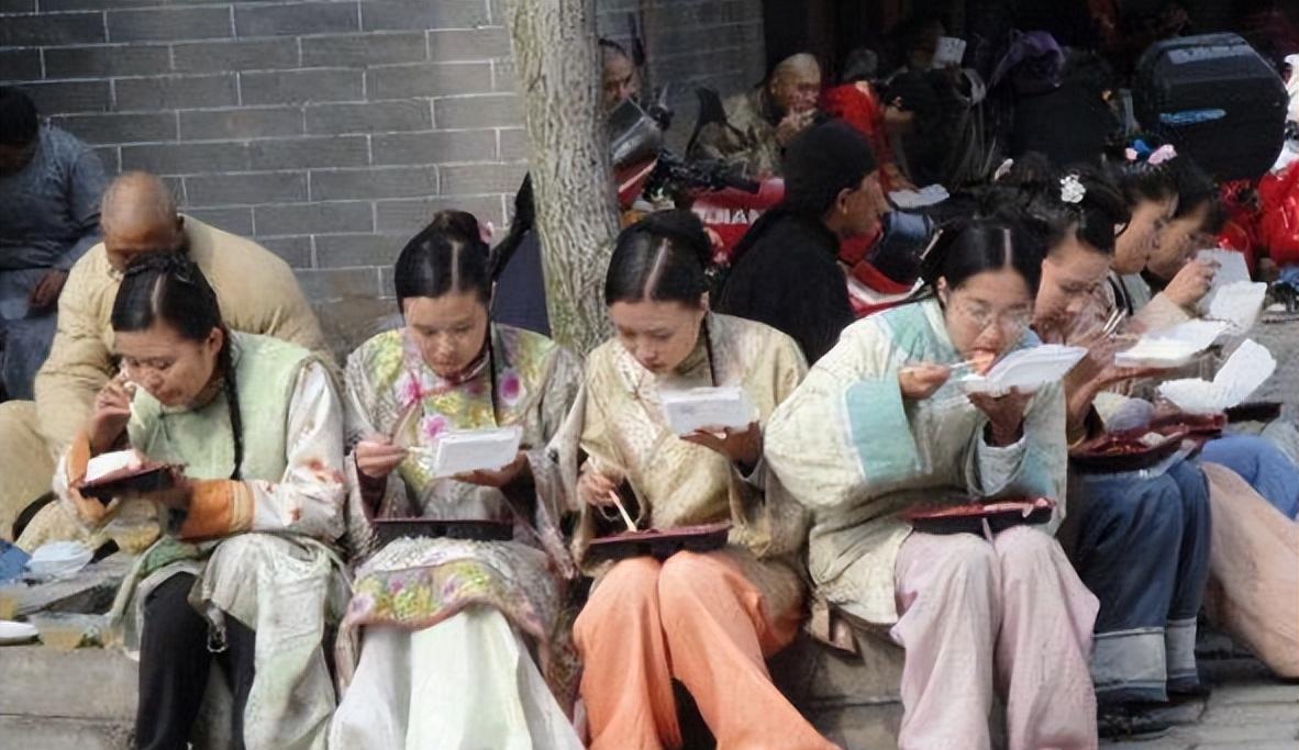 横店20万群演现状：美女泛滥成灾，裸替日入3000，成单身懒汉的天堂！