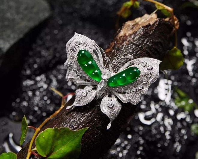 翡翠饰品为什么吗备受女性偏爱