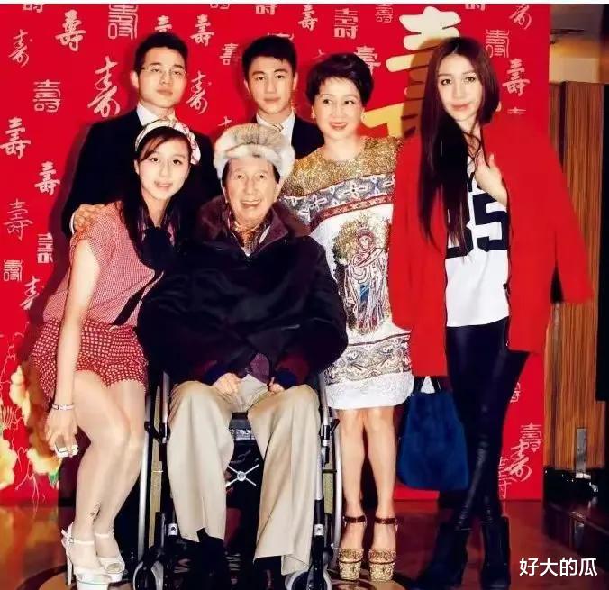 五月天|何超莲庆生被俩弟弟当团宠,用菠萝包当蛋糕,饮料只点可乐