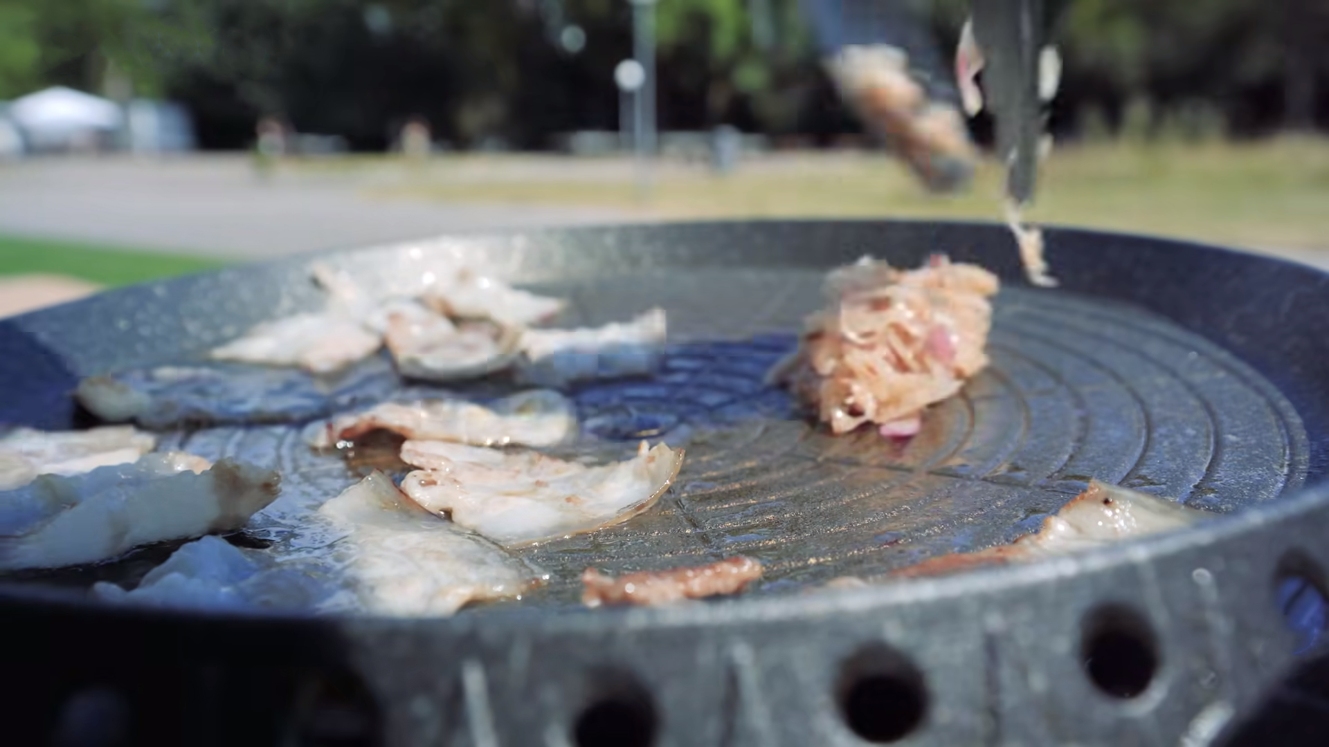 鸡爪|德国网红摆摊卖中餐!580万人围观酸菜烤肉,鸡爪让老外口服心服