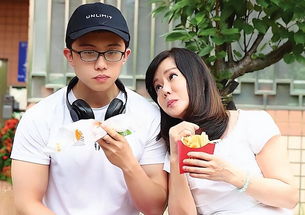 母乳喂养12年,同床长达15年,女星狄莺“畸形”母爱终将儿子送进牢房