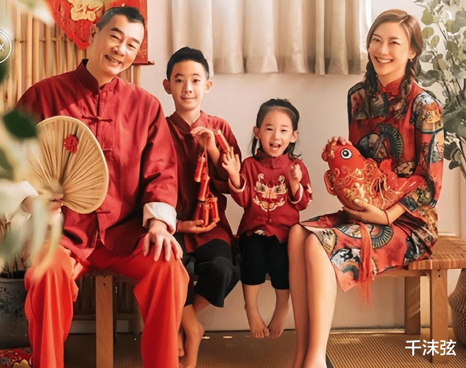 陈小春|陈小春应采儿520撒糖,儿子帮拍照,夫妻以“母子”相称引热议