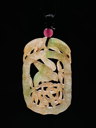 鹦鹉|清 老坑冰种翡翠 受沁 竹节鹦鹉珮