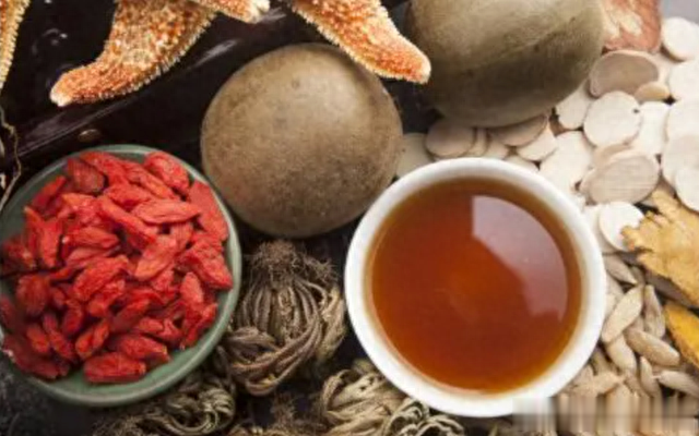 早上起床，肝不好的人可能有4种表现，若一个不占，恭喜肝还健康