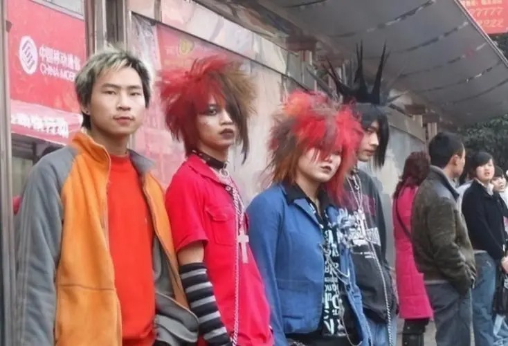 罗福兴:葬爱家族创始人,11岁创办杀马特,如今离开家族生活如何