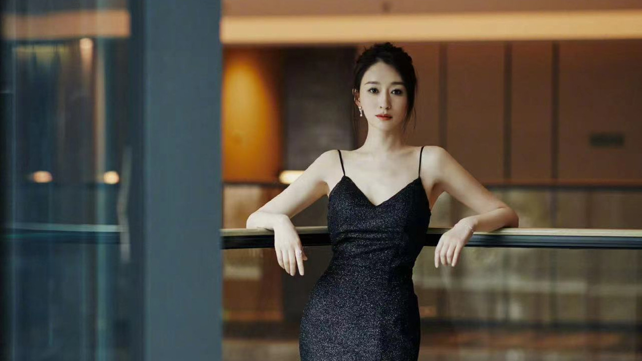 黄百鸣|76岁黄百鸣因色惹争议！紧盯穿着清凉的李小冉，看直了眼还舔嘴