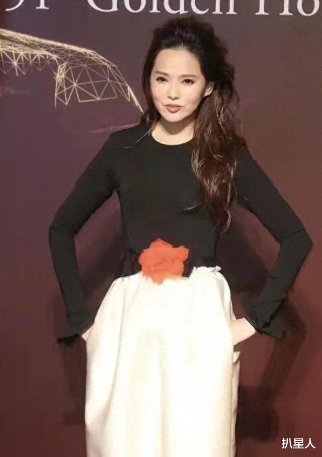 不像夫妻像母子！伊能静秦昊一起亮相活动秀恩爱，女方老态尽显