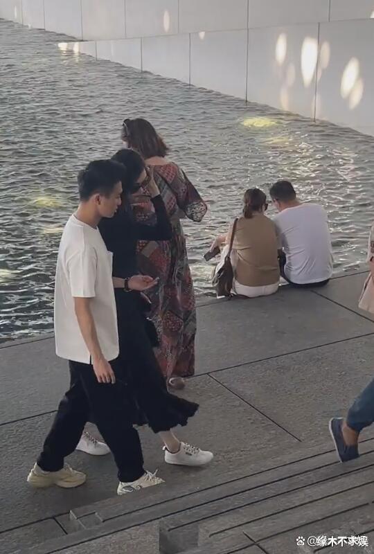 何猷君奚梦瑶迪拜被偶遇，女方比男方高10cm，被曝去迪拜买房！
