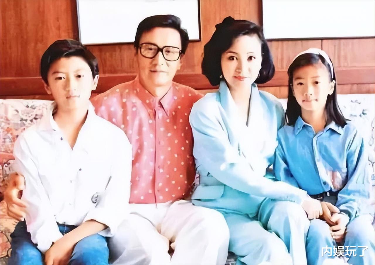 87岁谢贤成孤寡老人，每天看谢霆锋照片发呆，直言已选好陪葬品