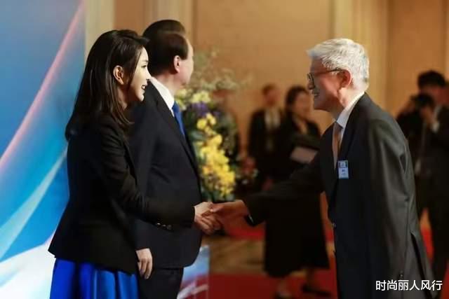 西装 韩国第一夫人哪像50岁！穿蓝裙闪耀宴会酒桌上抢老公风头，超厉害