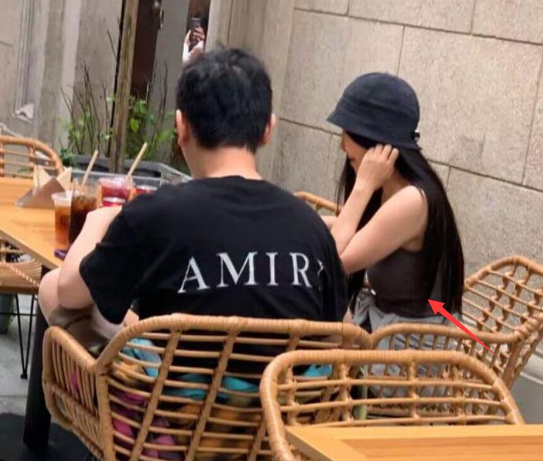 王思聪|王思聪接受街头采访，被问当天为何不上班，王总表情疑惑逗笑众人