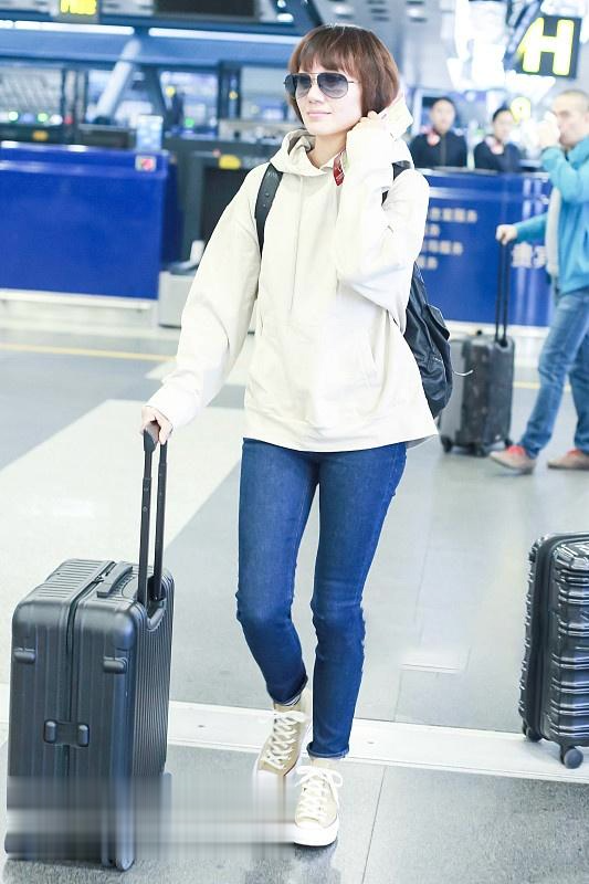 短发 袁泉留短发原因曝光！45岁走下坡路发际线高发量稀疏，但胜在自然