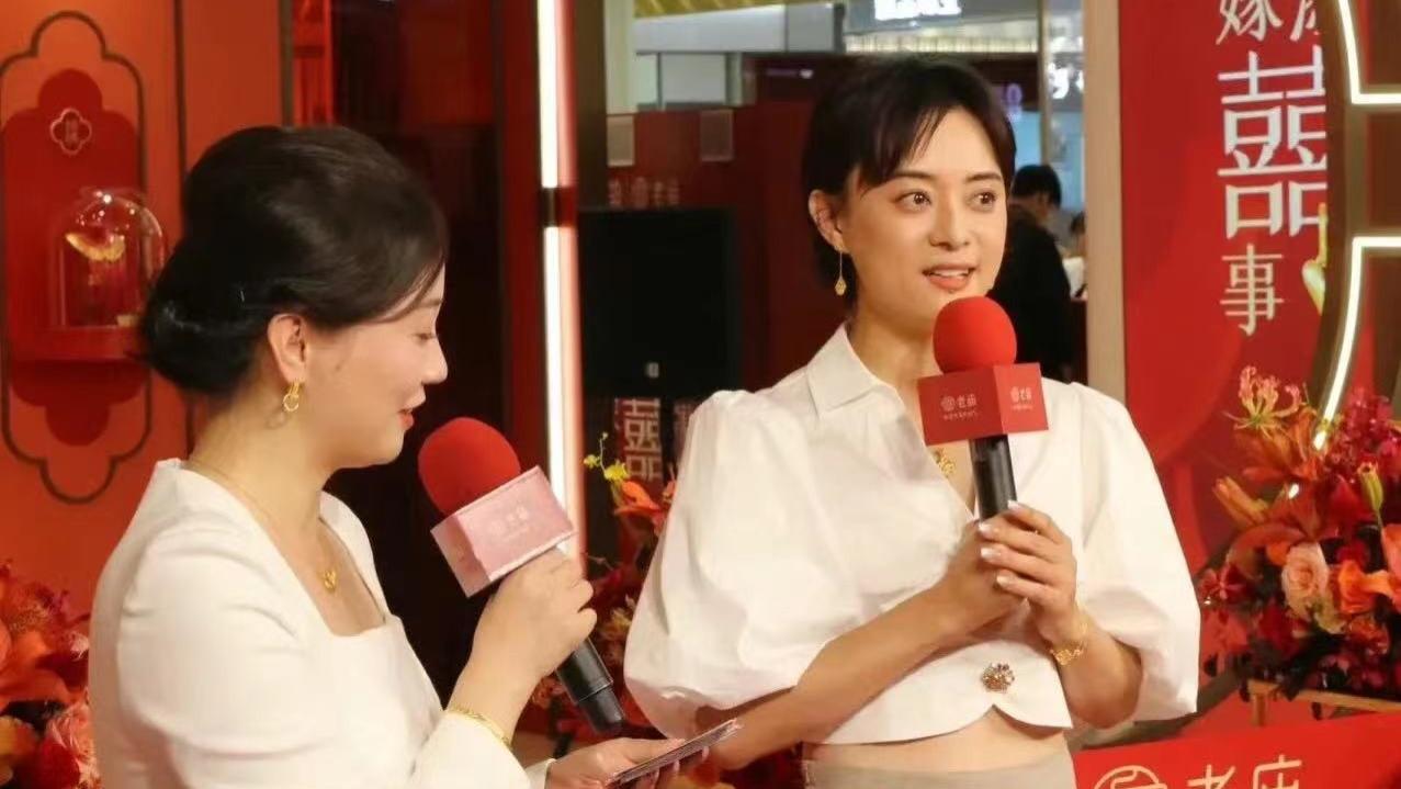 孙俪武汉活动生图，礼裙皱巴一股地摊味，眼睛球出似养生过度