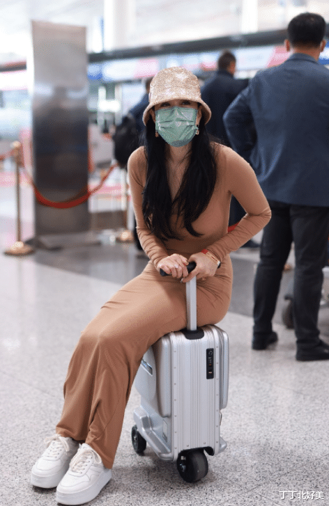 钟丽缇减肥成功剪了刘海,穿露肩上衣+喇叭裤,53岁像换了副身材